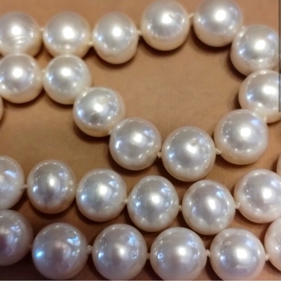 18” White Cultered Pearls. 11mm Pearls Full of Luster. - Picture 2 of 2